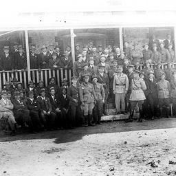 Soldiers and citizens at Waikerie