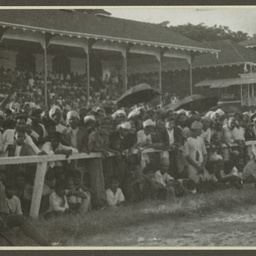 Spectators at Calcutta.