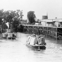 P.S. Alert steaming with barge under tow towards Echuca Wharf