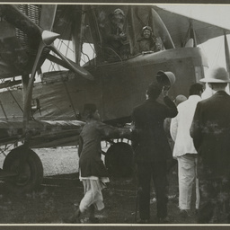 Vickers Vimy and crew at Calcutta.