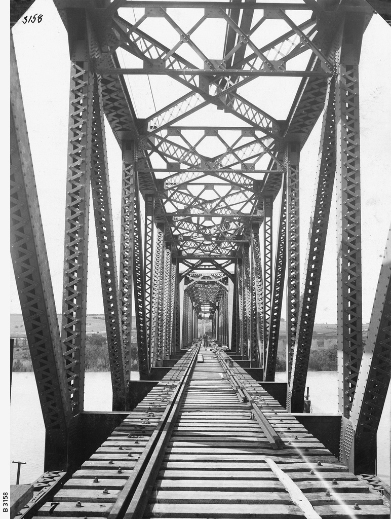 Bridge Building, Murray Bridge • Photograph • State Library of South