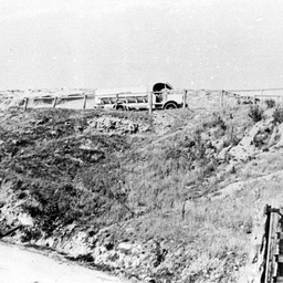 Punt road along the high river bank at Tailem Bend