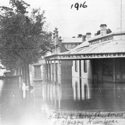 Shops under water during flood at Echuca