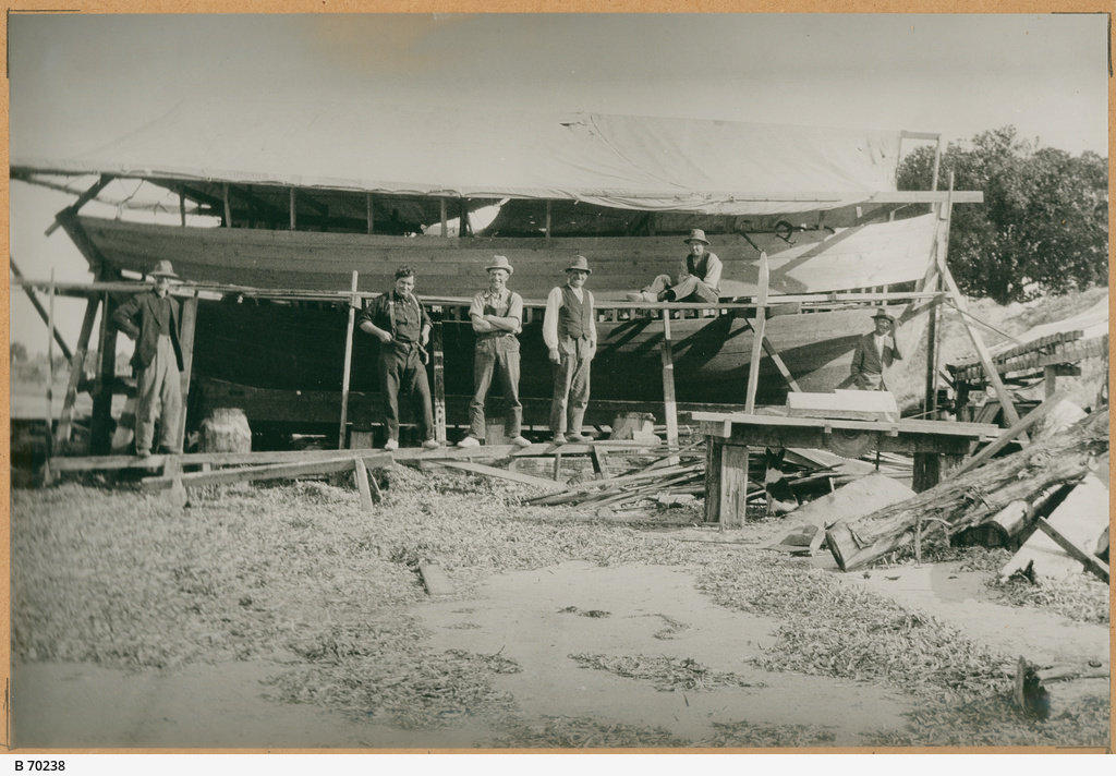 Boat builders at Port Lincoln • Photograph • State Library of South