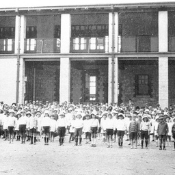 Schoolchildren assembled at Tailem Bend School