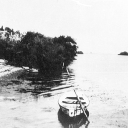 River scene near the Tailem Bend ferry with small rowboats