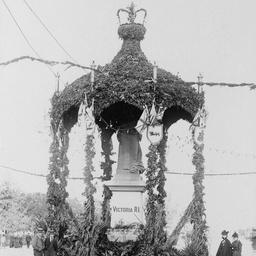 The Royal Visit : decorated statue