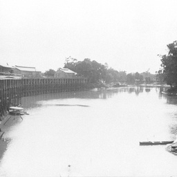 Echuca Wharf at low water without any shipping or activity