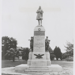Monument to Ross Smith.
