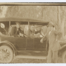 Photographs relating to the First and Second World Wars