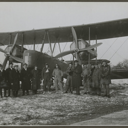 Vickers Vimy and crew at Hounslow.