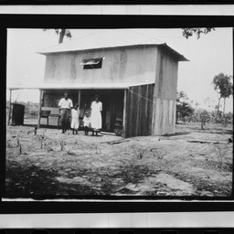 Paula and Nancy  Seru and children by their house in Milingimbi