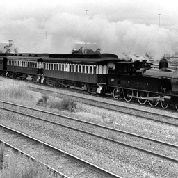 F251 train leaving Adelaide Railway Station