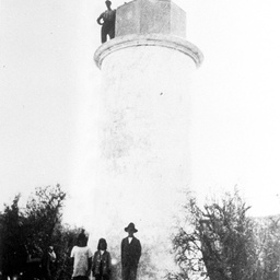 Point Malcolm lighthouse with visitors