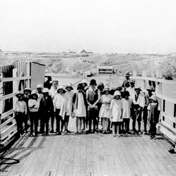 Jervois school children crossing the punt at Tailem Bend