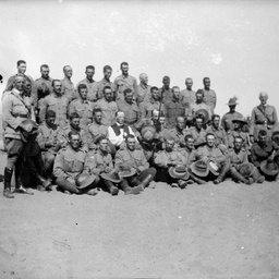 Group portrait of Australian soldiers.