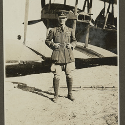Keith Smith by the Vickers Vimy.