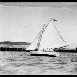 Dinghy class yacht