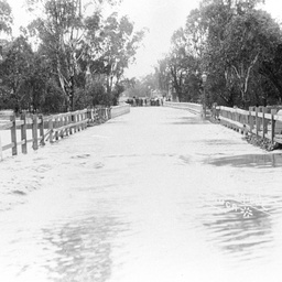 Floodwaters over the bridge at Echuca