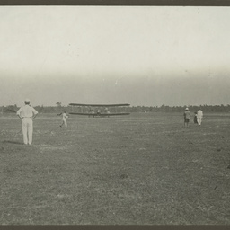 Vickers Vimy and crew arriving in Darwin