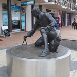 Statue of Matthew Flinders and his cat, Trim