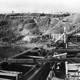 Raising the Tailem Bend Punt with a small crowd watching