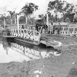 Hopwoods Ferry with the Pontoon bridge at rear at Echuca