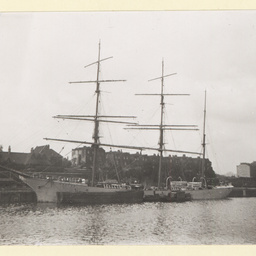 The 'Earl Cadogan' docked in an unidentified port