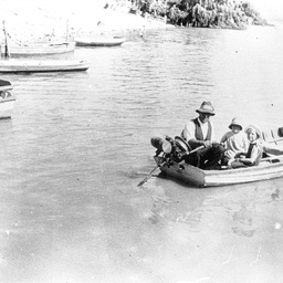 Small Tailem Bend ferry boat 1927