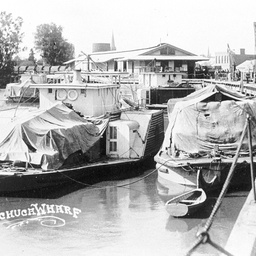 Shipping at Echuca Wharf in high water
