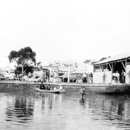 Mannum flood with barge Pearl across the street