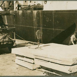 Loading building stone