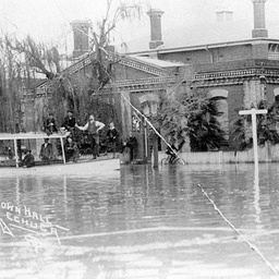 S.W. Minnie with passengers outside the flooded Echuca Town Hall