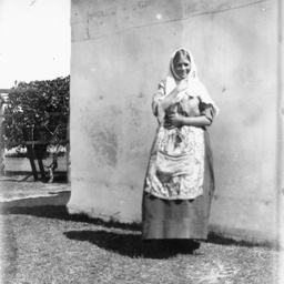 Young woman in front of wall