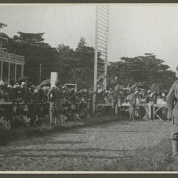 Spectators at Calcutta.