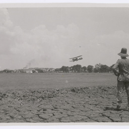 Vickers Vimy landing at Surabaya