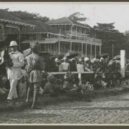 Spectators at Calcutta.